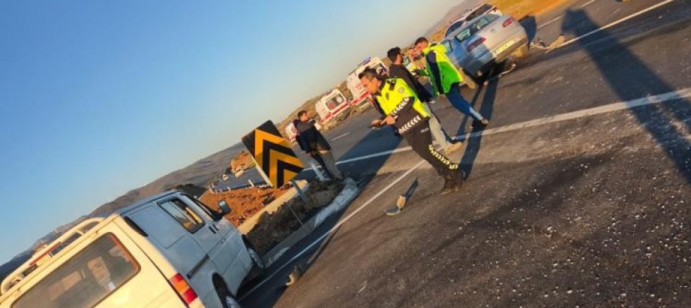 Otomobil ile kamyonet çarpıştı: 5 yaralı