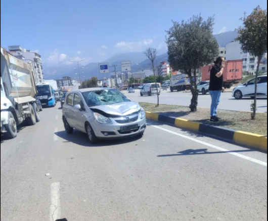 Otomobil kadınlara çarptı 1 ölü 1 yaralı