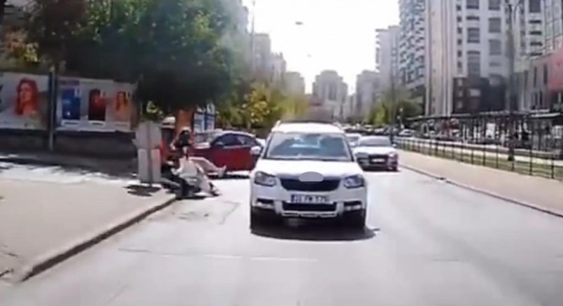 Otomobilin ani manevrası motosikletli kuryeyi hayattan koparıyordu: O anlar araç kamerasında