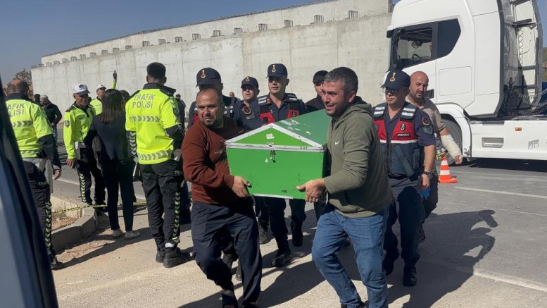 Otomobille çarpışan kamyonet ters döndü: 1 ölü, 1 yaralı