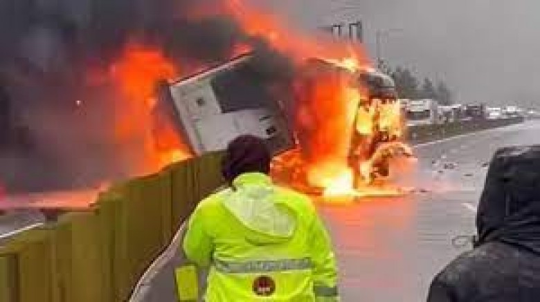 Otoyolda tır yandı, otobüsteki yolcular tahliye edildi