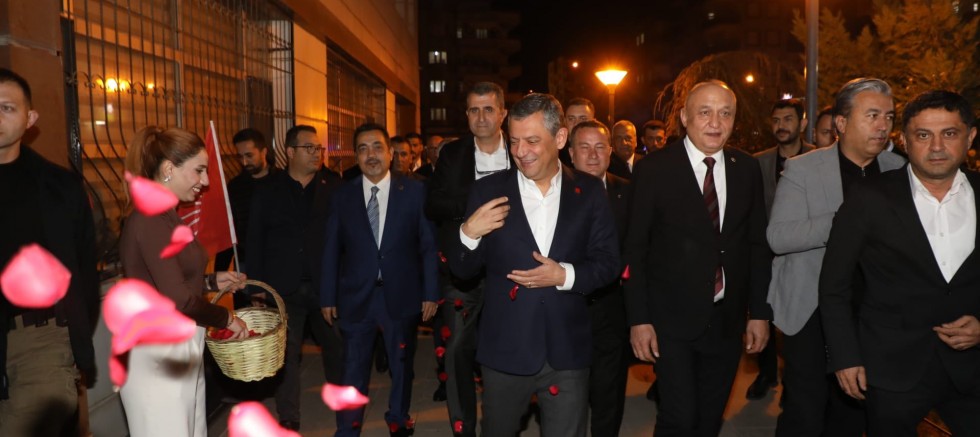 Özel’den Ali Doğan’a Övgü: “Nizip’te Büyük Hizmetler Yapılıyor”