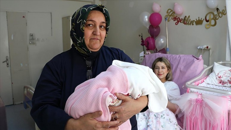 Özgül ebe 42 yıldır anne adaylarının sevincine ortak oluyor