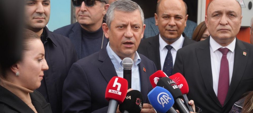 Özgür Özel Nurdağı'nda depremzedelerle bir araya geldi