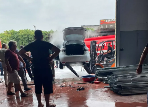 Park halindeki elektrikli araç alev aldı: 2 saatte söndürülebildi!