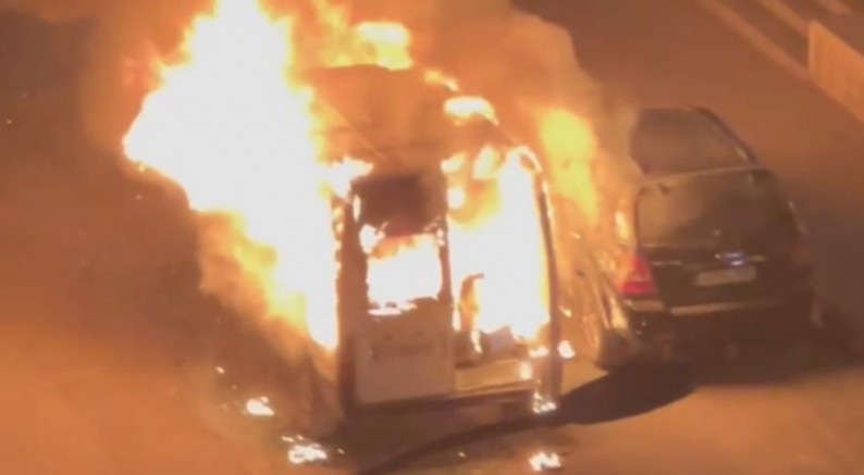 Park halindeki minibüs alev topuna döndü