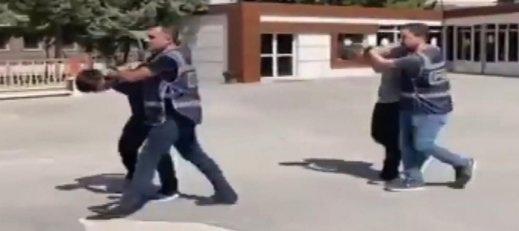 Park halindeki otomobile pompalı tüfekle ateş eden 2 şahıs yakalandı