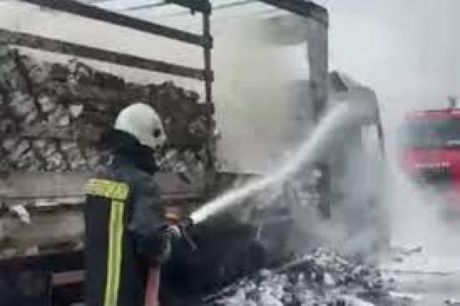 Peçete yüklü tır yanarak kül oldu