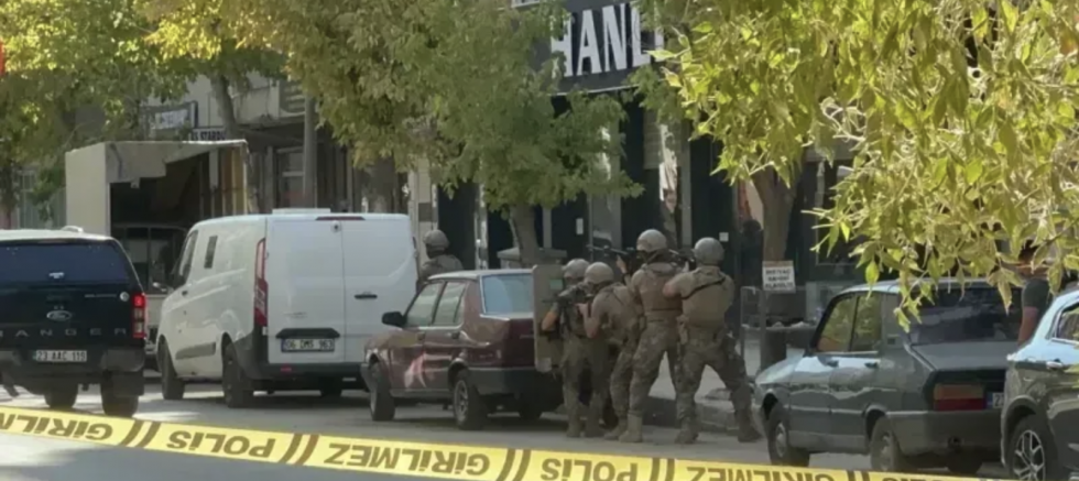 Polise ateş açan şahıs şehri karıştırdı! 1 ölü 1 yaralı