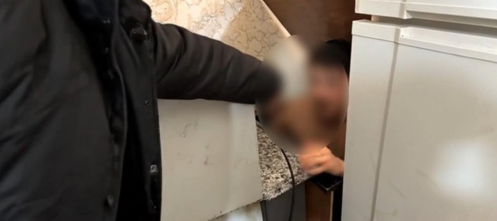 Polisten Film Gibi Operasyon: Aranan Şahıs Mutfak Dolabında Saklanırken Yakalandı