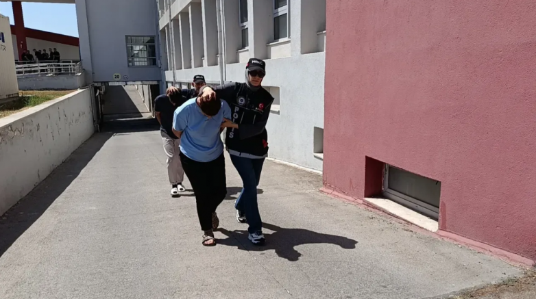 Poşetten 5 kilo esrar çıktı: Biri kadın 2 şüpheli yakalandı!