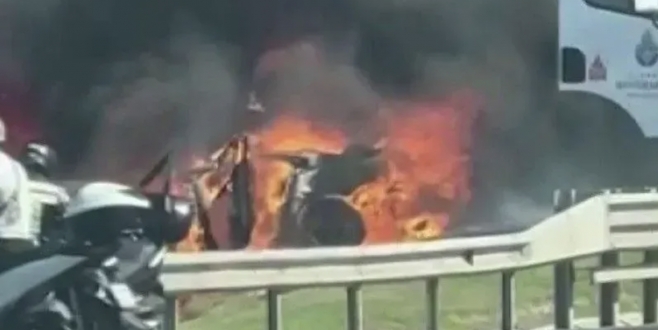 Refüje çarparak yanan aracın iskeleti kaldı
