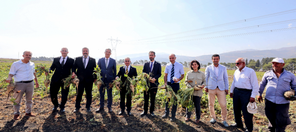 REKTÖR DOĞAN, NURDAĞI MYO’DA PANCAR HASADINA KATILDI
