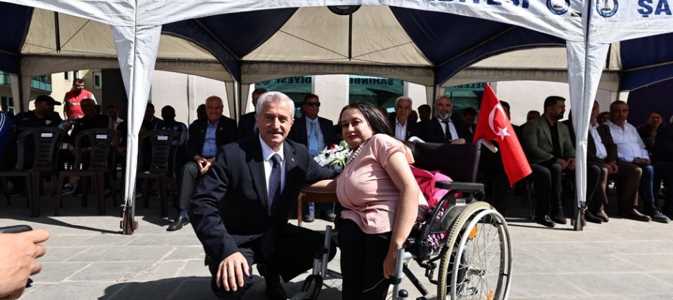 Şahinbey Belediyesi 127 adet akülü ve manuel tekerlekli sandalye dağıttı