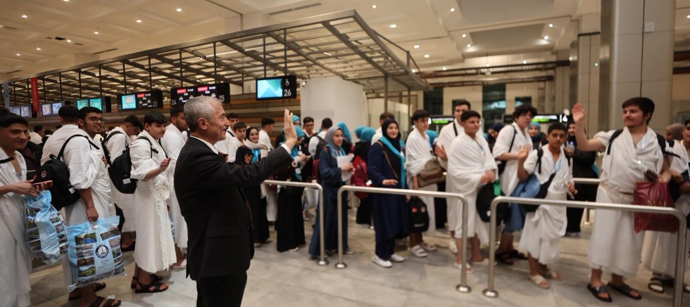 ŞAHİNBEY BELEDİYESİ 175 ÖĞRENCİYİ UMREYE UĞURLADI