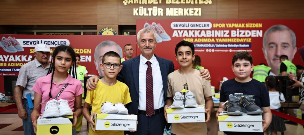 ŞAHİNBEY BELEDİYESİ’DEN ÖĞRENCİLERE 1 MİLYON 438 BİN SPOR AYAKKABISI HEDİYE