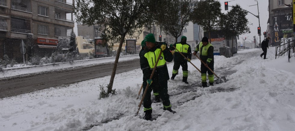 ŞAHİNBEY BELEDİYESİ EKİPLERİ KARLA MÜCADELEDE TEYAKKUZDA