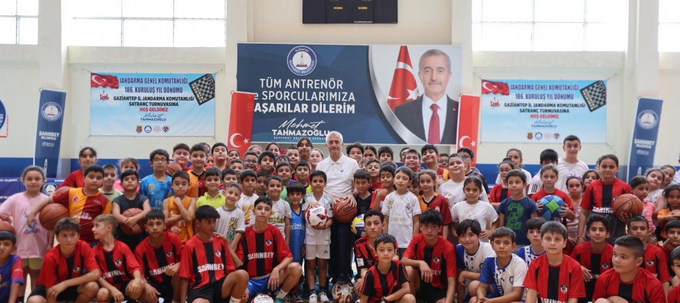 ŞAHİNBEY BELEDİYESİ’NDEN ÖĞRENCİLERE 160 BİN ADET BASKETBOL, VOLEYBOL VE FUTBOL TOPU HEDİYE