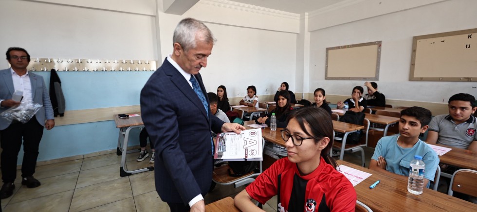 ŞAHİNBEY BELEDİYESİ’NDEN ÖĞRENCİLERE DENEME SETİ DESTEĞİ