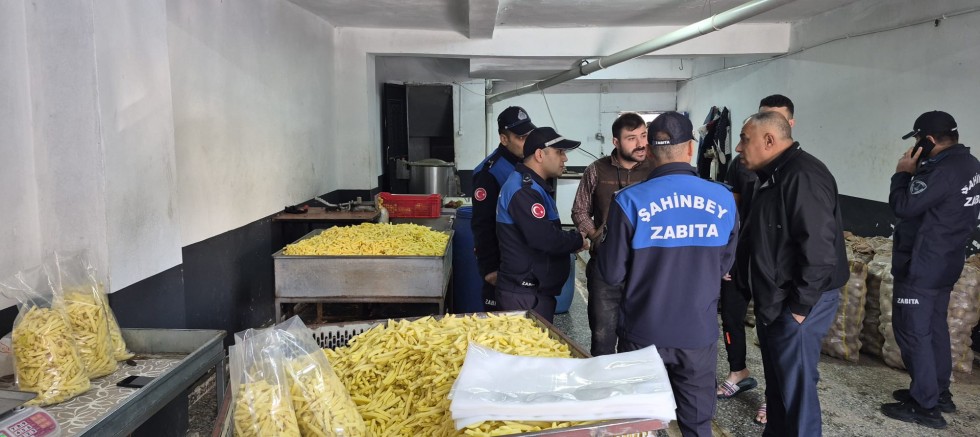 ŞAHİNBEY BELEDİYESİ’NDEN SIKI DENETİM: 600 KİLOGRAM PATATES CİPSİ İMHA EDİLDİ