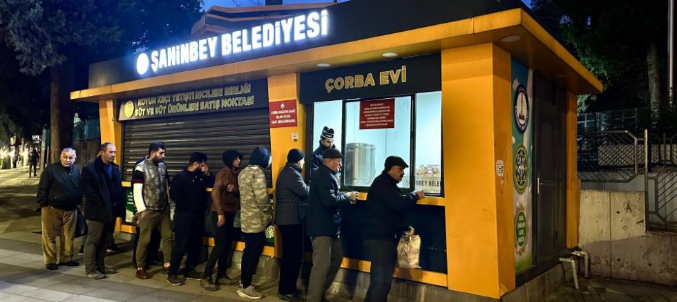 Şahinbey Belediyesi’nden vatandaşın içini ısıtan ikram