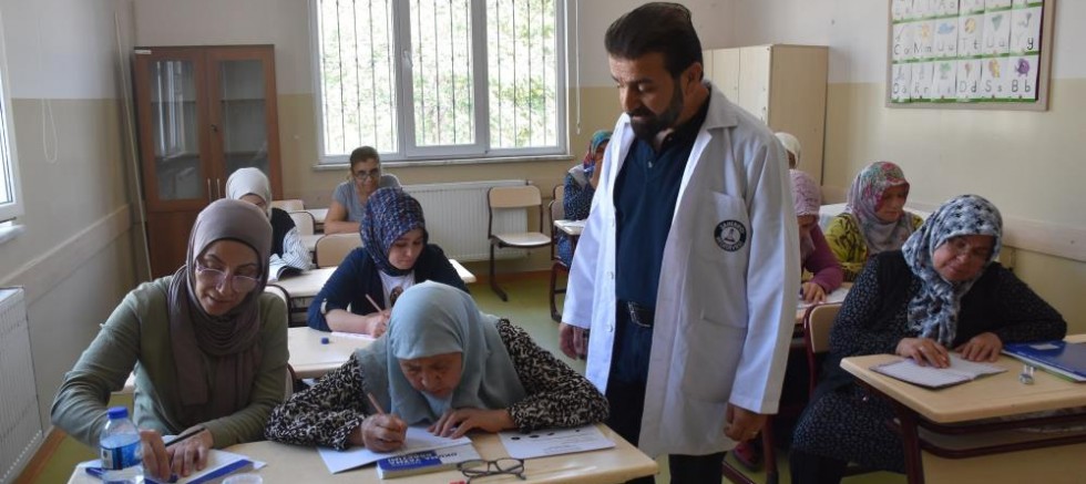ŞAHİNBEY BELEDİYESİ’NİN TESİSLERİNDE OKUMA YAZMA ÖĞRENİYORLAR