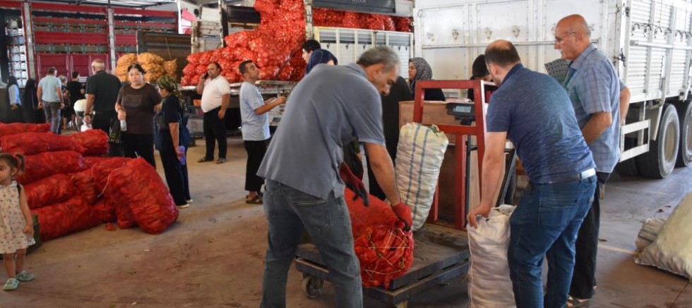 Şahinbey Belediyesi’nin 'Üreticiden Tüketiciye Tarla Fiyatına' projesine vatandaşlardan tam not