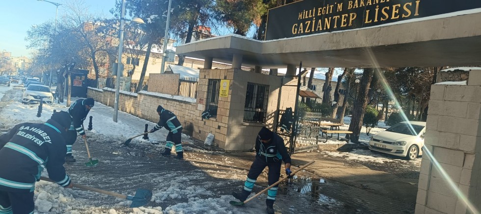 ŞAHİNBEY BELEDİYESİ OKUL ETRAFLARINI VE YOLLARINI TEMİZLEDİ