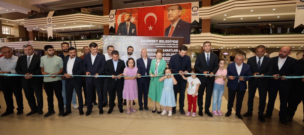 ŞAHİNBEY BELEDİYESİ YAZ OKULU KURSİYERLERİNİN EL EMEĞİ SERGİSİ AÇILDI