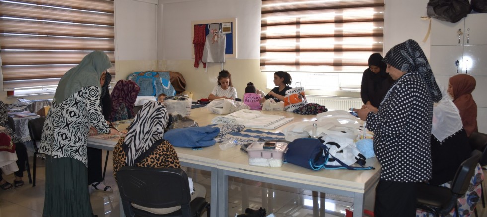 ŞAHİNBEY’DE KADINLAR HEM ÜRETİYOR HEM KAZANIYOR