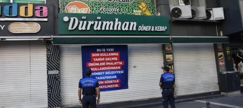 Şahinbey'de tarihi geçmiş ürün kullanan dürümcüye kapatma cezası