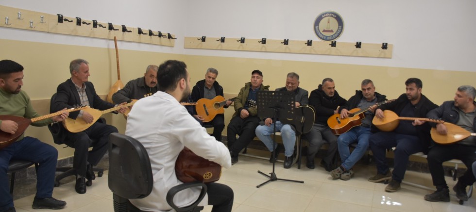 ŞAHİNBEYLİ ÇİFTÇİLER MÜZİK KURSUNDA GİTAR VE BAĞLAMA ÖĞRENİYOR