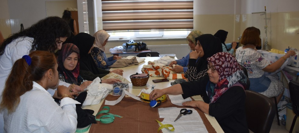 ŞAHİNBEYLİ KADINLAR KENDİ DİKTİKLERİ KIYAFETLERİ GİYİYOR