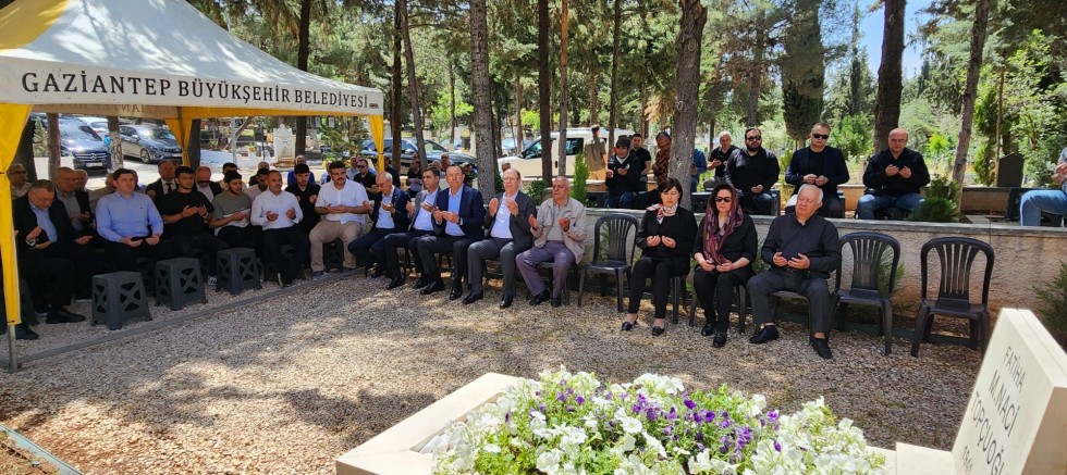 Sanayici M. Naci Topçuoğlu, mezarı başında dualarla anıldı