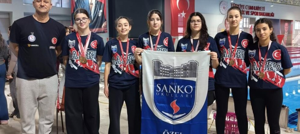 SANKO Okulları genç kız yüzme takımı, bölge şampiyonu oldu