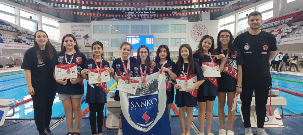 SANKO OKULLARI KÜÇÜK KIZ YÜZME TAKIMI BÖLGE ŞAMPİYONU OLDU