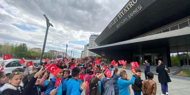 ŞEHİTKAMİL’DE 15 BİN 600 ÇOCUK TİYATRO İZLEDİ