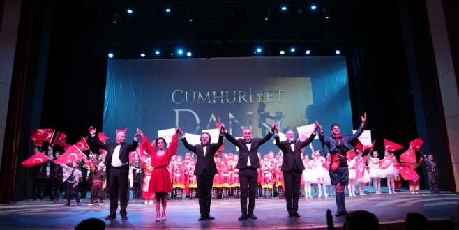  ŞEHİTKAMİL’DE 29 EKİM COŞKUSU CUMHURİYET DANSI İLE TAÇLANDI