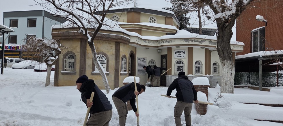 Şehitkamil’de Camiler İbadete Hazır: Kar Temizliği Tamamlandı