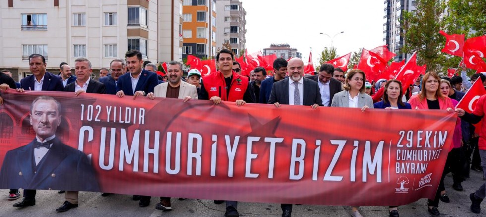 ŞEHİTKAMİL’DE GENÇLER, CUMHURİYET İÇİN YÜRÜDÜ