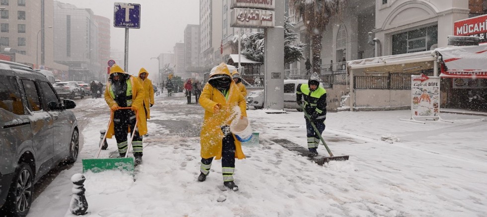 ŞEHİTKAMİL’DE KAR MESAİSİ  YILMAZ: “EKİPLERİMİZ 7/24 SAHADA”