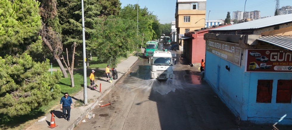 ŞEHİTKAMİL’DEN KÜSGET’TE TEMİZLİK SEFERBERLİĞİ