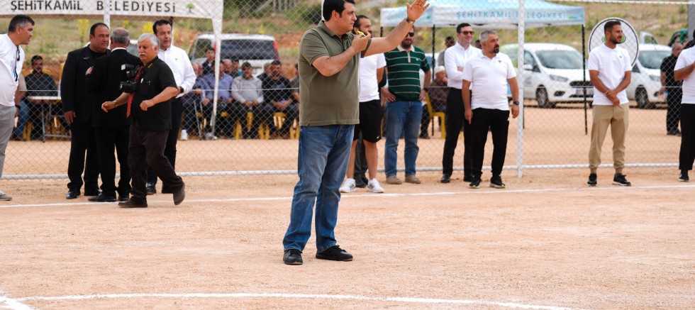 ŞEHİTKAMİL'DEN ÖĞÜMSÖĞÜT’E FUTBOL SAHASI