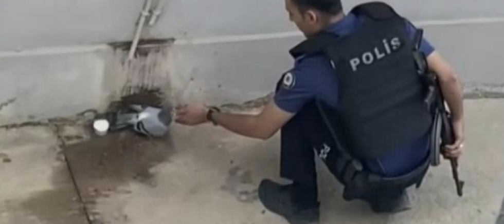 Sıcaktan bunalan güvercine polisten yardım eli