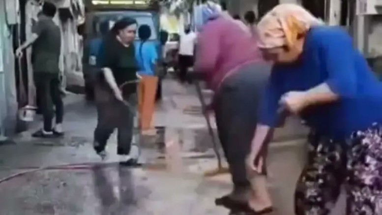 Şirinevler’de Enkazı Kadınlar Temizledi: Doğalgaz Çalışması Sonrası Sokak Sahipsiz Kaldı