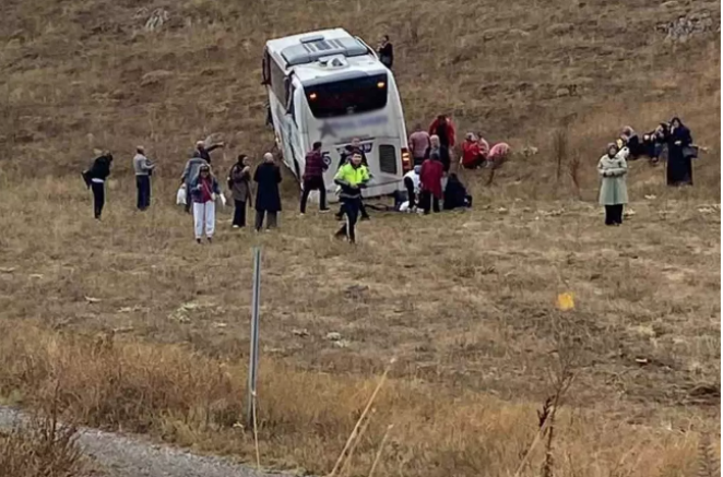 Sivas'ta tır ile yolcu otobüsü kafa kafaya çarpıştı! Çok sayıda yaralı var