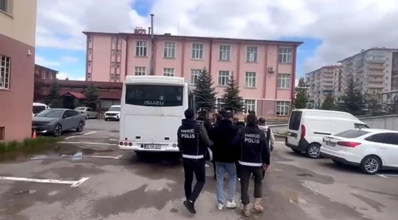 Sivas'ta uyuşturucu ticaretine yönelik yapılan operasyonda 8 kişi tutuklandı
