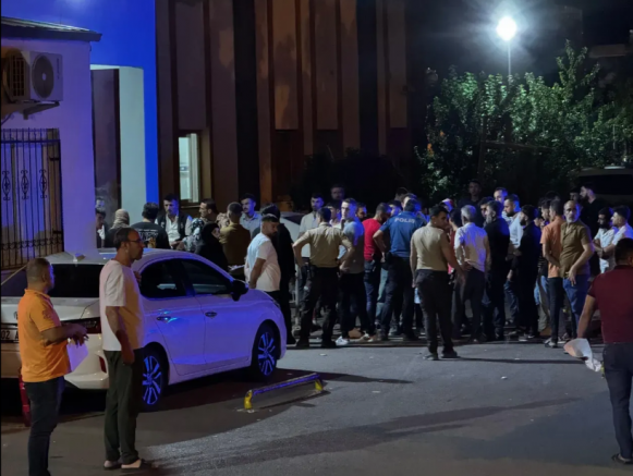 Sokak ortasında kanlı saldırı: 1 kişi..