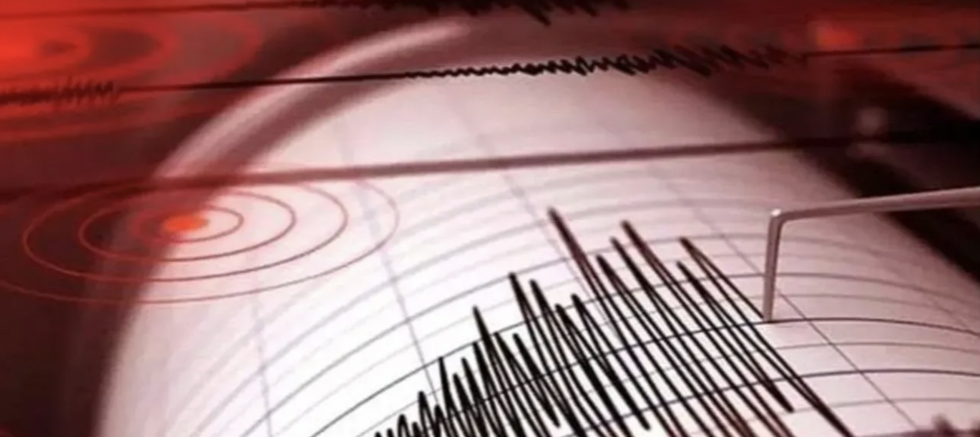 Son Dakika: Deprem oldu, halk sokağa döküldü