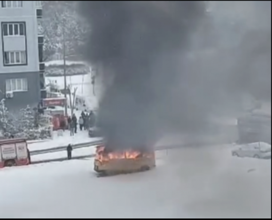 SON DAKİKA: Gaziantep’te Seyyar Köfte Aracı Alev Alev Yandı!